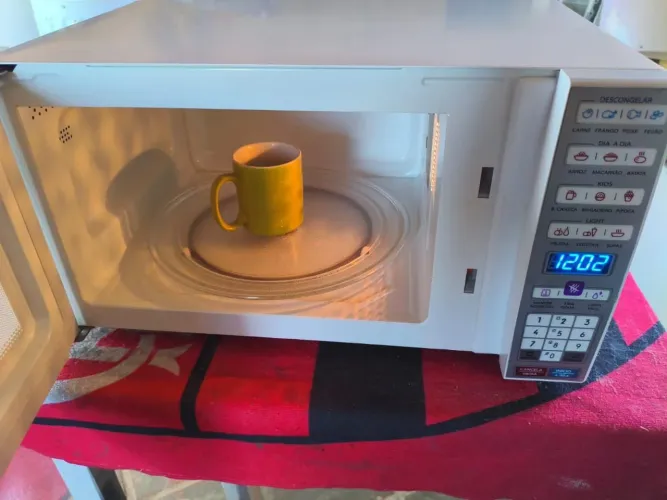 MICRO-ONDAS MUITO NOVO DOU GARANTIA DE 3 MESES FAÇO A ENTREGA