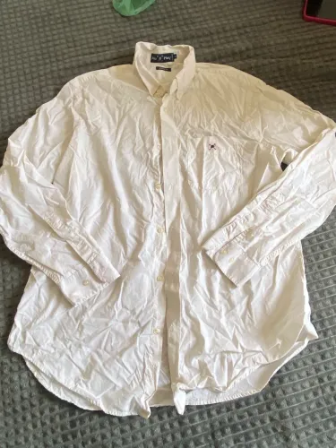 camisa de botão branca da Polo Play em tamanho G.
