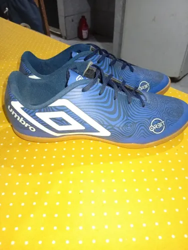 Chuteira umbro futsal número 40