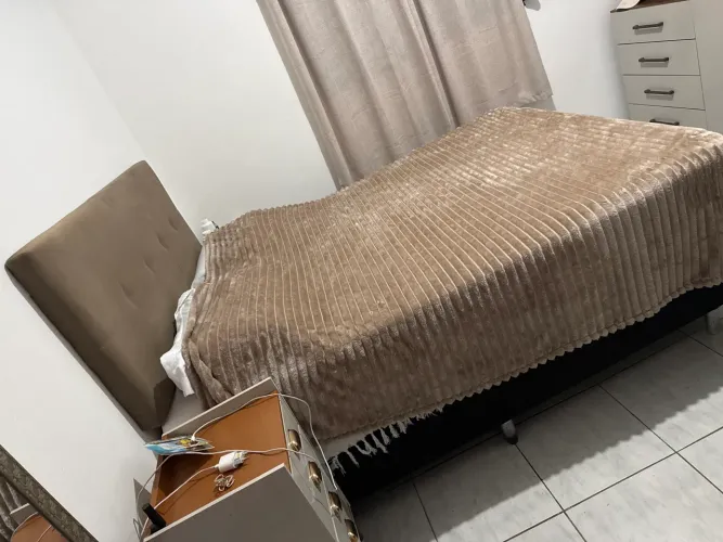 Cama casal King em perfeito estado com colchão 