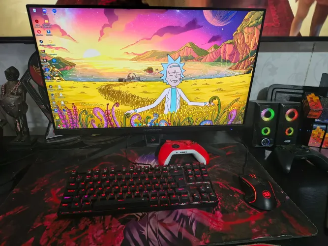 Vendo computador gamer completo com mesa e cadeira junto.