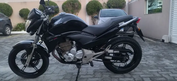 Cb 300 pouco usada