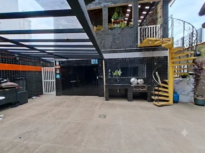 SOBRADO ISOLADO - UMA QUADRA DA PRAIA - VILA TUPI - 4 QUARTOS E EDICULA - LOJA COM ALUGUEL
