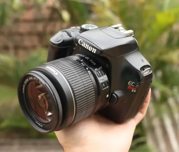Camera Canon EOS Rebel T3 + Lente 18-55mm