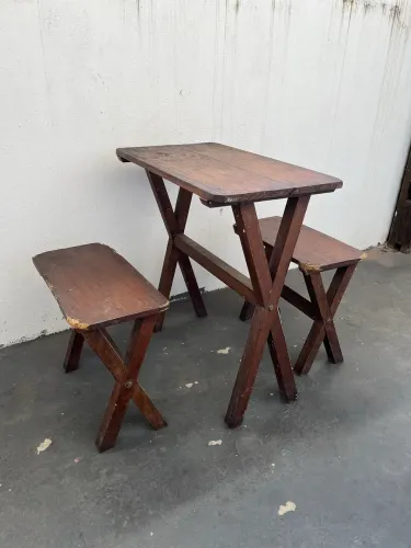 Mesa de madeira com bancos