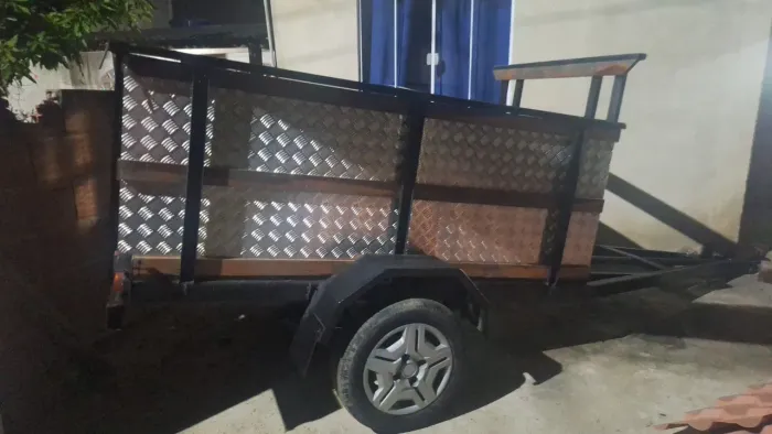 CARRETINHA REFORÇADA COM PUXADOR TOTAL 4.15 X 1,30 CAIXA 2.10X 1.00