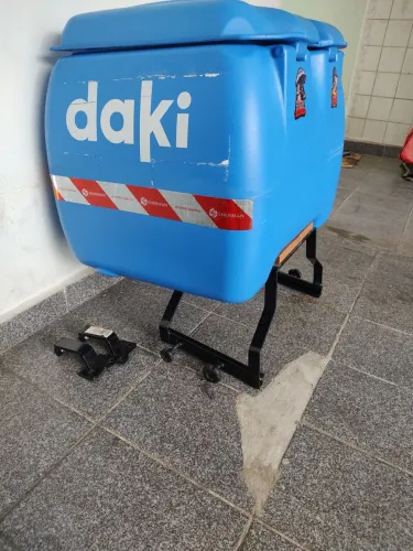 Suporte de trilho e baú de 100 ltrs