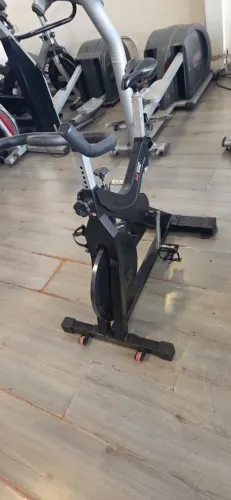BICICLETA SPINNING TOTAL HEALTH T BIKE Roda inércia 22kg Linha Profissional