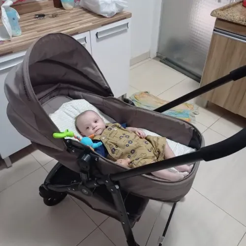 Carrinho de  bebê com bebê  conforto 