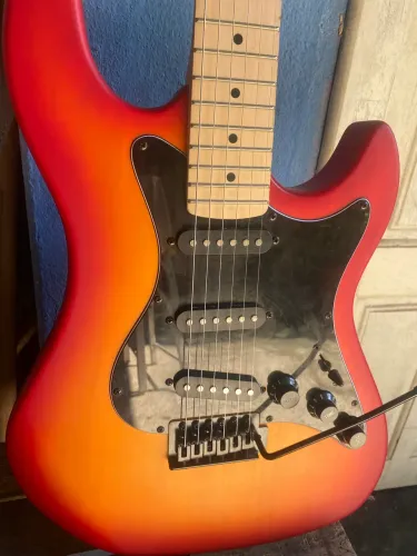 Vendo guitarra, caixa de som, capa e cabos novos praticamente da loja