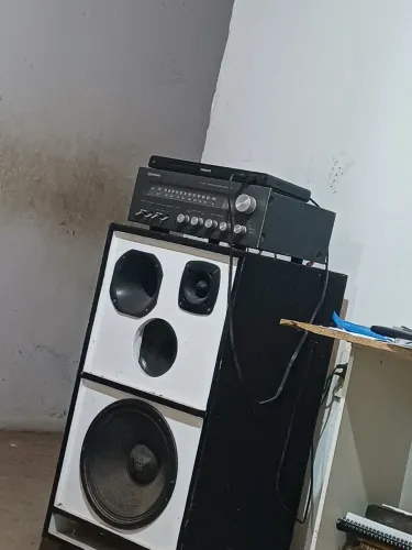 Amplificador com caixas e Bluetooth