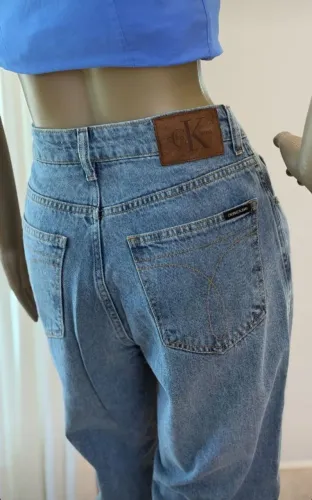Calça jeans feminina Calvin Klein tamanho 38<br>$80<br>(Parcelo no cartão com a taxa da máquina)