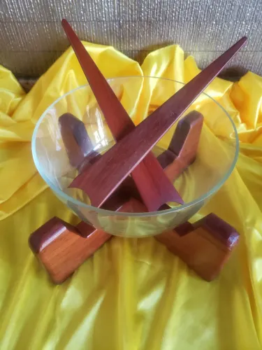 Saladeira de vidro com base em madeira