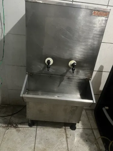 Bebedouro inox 50 litros 2 torneira 127 volts todo bom