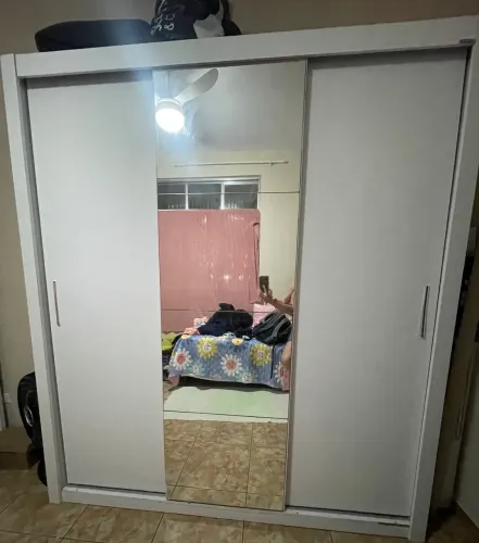 Vendo armário 3 portas com espelho