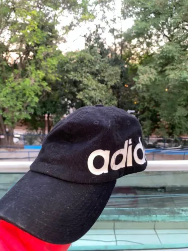 bone adidas letreiro preto