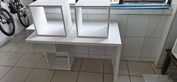 Escrivaninha modular,mdf, branca, dois nichos arquivos