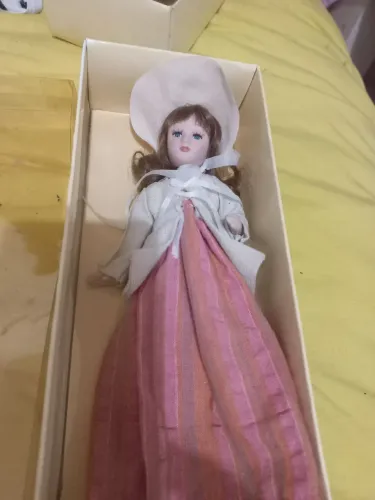 Boneca de porcelana damas de época