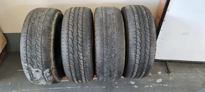 Jogo pneu Michelin 265/65 R17 ideal para reformar