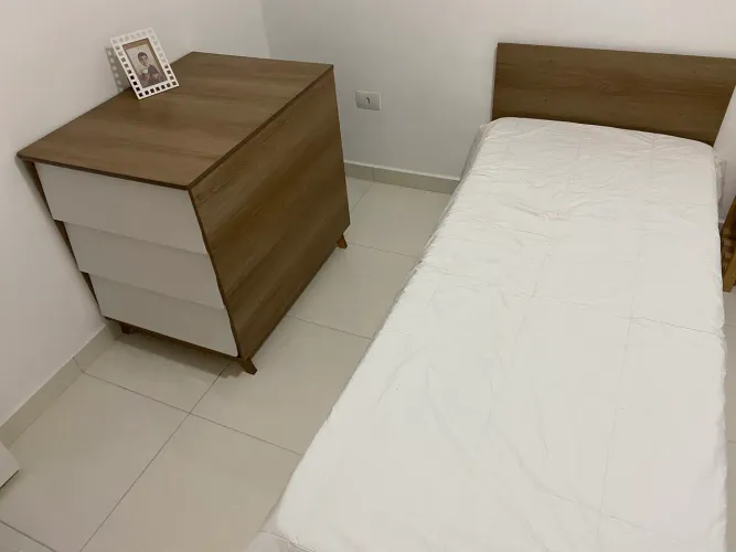 Cama e cômoda 