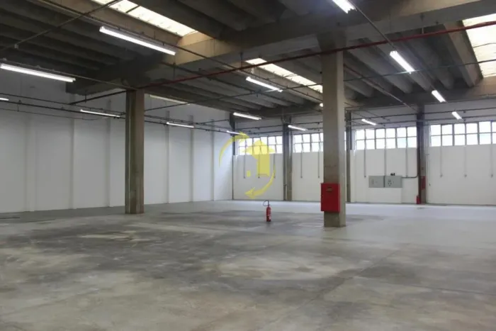 Aluga-se Galpão com Escritório e Pátio (1.400m²) ? Lapa, SP