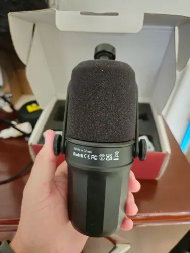 Microfone fduce sl40x dinâmico. Excelente para lives e podcasts.