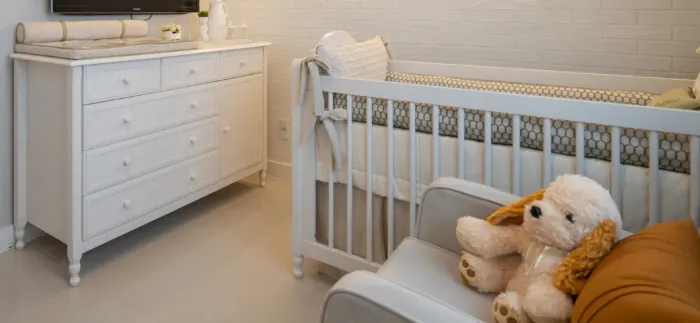 Berço cama + Cômoda Quater em Laca branca (brinde: kit trocador, colchão e almofadas)