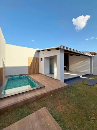 Casa à venda em Rio Verde com acabamento moderno, espaço amplo, churrasqueira, piscina e 3