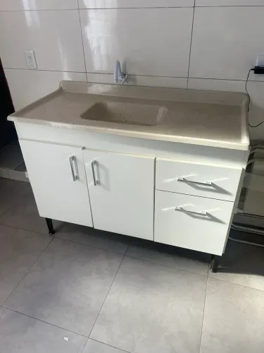 Balcão de pia junto com a cuba