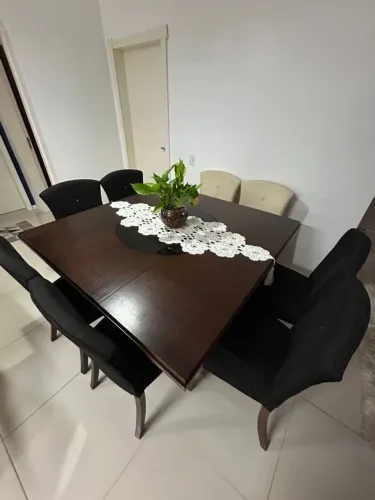 Mesa de jantar com 8 cadeiras