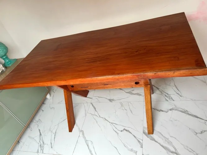 Mesa de madeira maciça