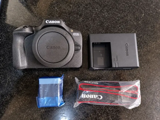 Canon EOS R100 Mirrorless 4K - Corpo + Bateria + Carregador