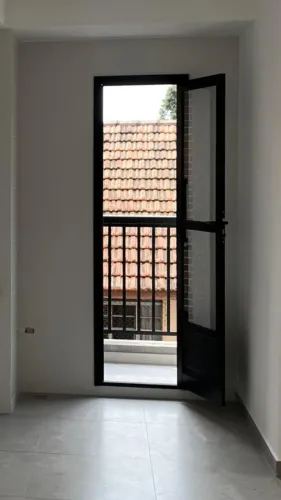 Porta de giro - com vidro e esquadria em alumínio preto