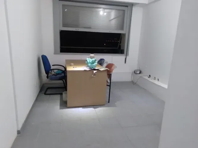 Alugo sala comercial ampla com banheiro no centro do rio de janeiro