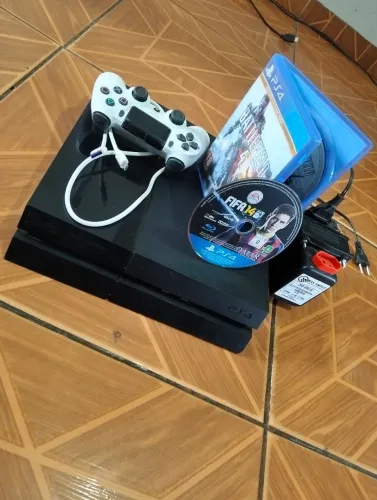 Vende-se ps4, 2 jogos, uma manete com carregador.