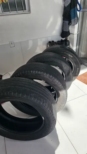 Pneus 215 60 aro 17. 