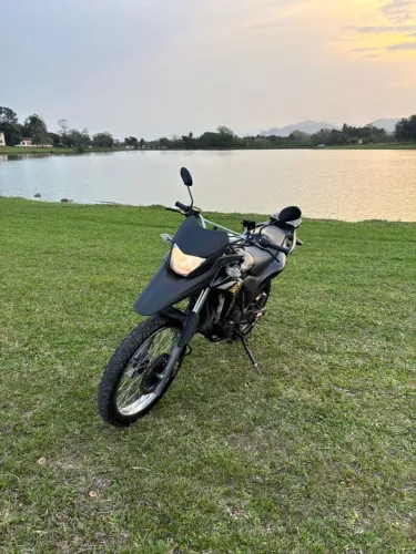 Honda XRE 300 2010 preta com baú - 77.444 km