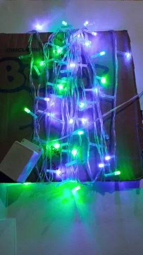 Pisca-pisca Branco com luzes coloridas 