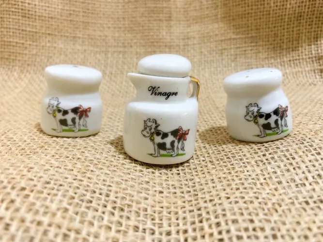 Conjunto de porcelana vintage com tema vaquinha