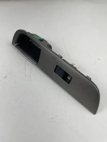 Moldura Botão Vidro Dianteiro Direito Nissan Tiida 82961el11a