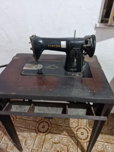 Máquina de costura Singer, cor preta c/gabinete - ACEITO TROCA E OFERTAS
