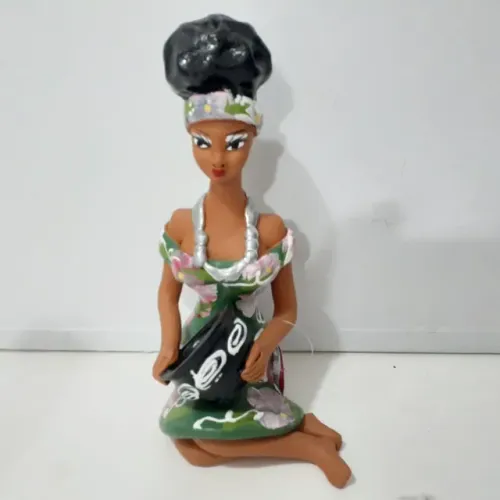Escultura de barro sentada com jarro