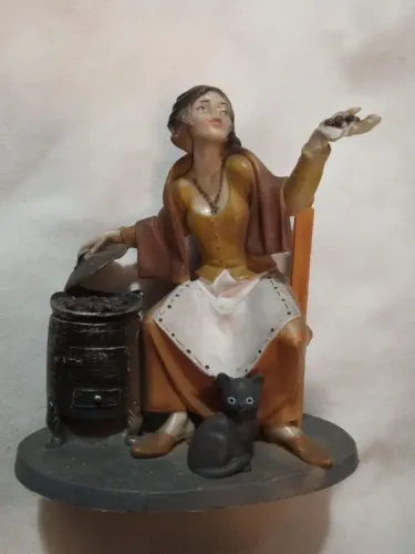 Linda escultura de mulher com gato