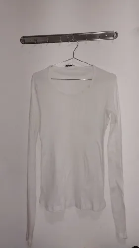 Blusa canelada branca de manga longa<br>