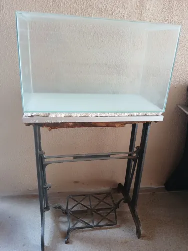 Aquário de Vidro com Base de Máquina de Costura