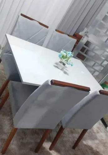 Mesa com 4 cadeiras tampo com vidro e cadeiras em madeira maciça!! Nova direito da