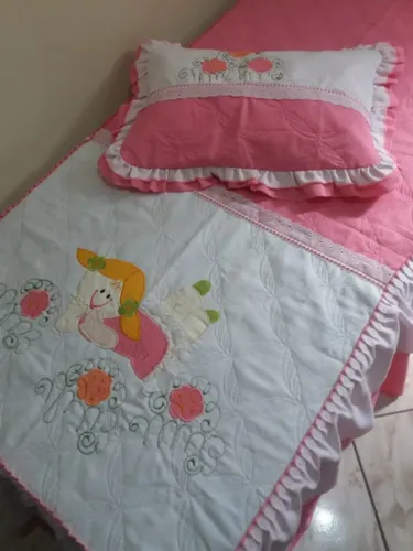 COLCHA INFANTIL E PORTA-TRAVESSEIRO ACOLCHOADA COM BABADO - SEMINOVA E LINDA!