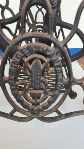 Pé de Ferro Maquina de costura Modelo Canadense Aranha Bordado Singer Mesa Aparador