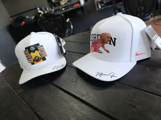 Bonés de basquete LeBron James e Michael Jordan