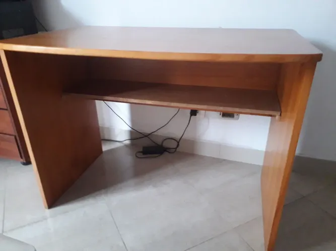 Escrivaninha de Madeira com Prateleira